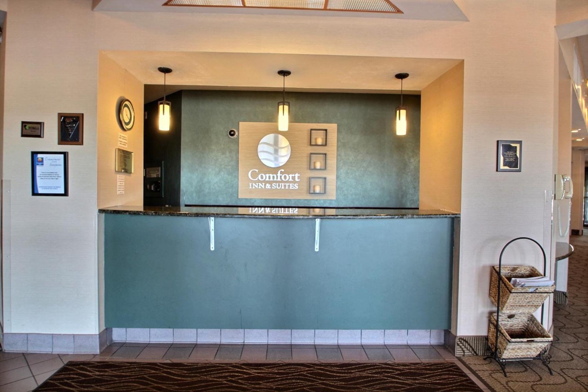 Comfort Inn & Suites Madison - Airport Eksteriør billede