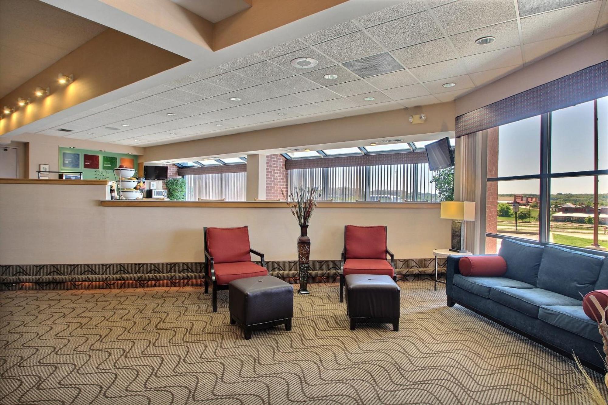 Comfort Inn & Suites Madison - Airport Eksteriør billede