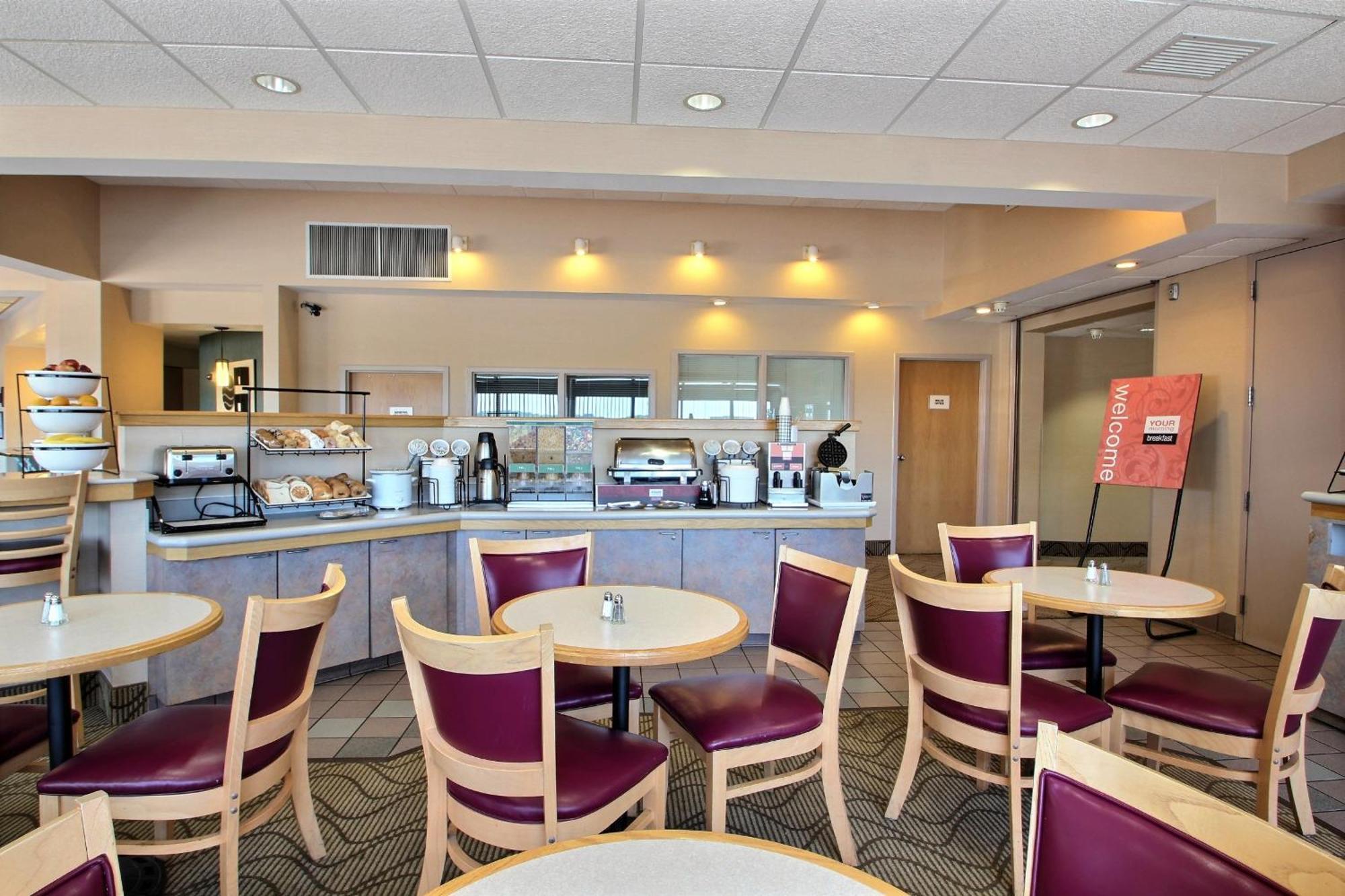 Comfort Inn & Suites Madison - Airport Eksteriør billede