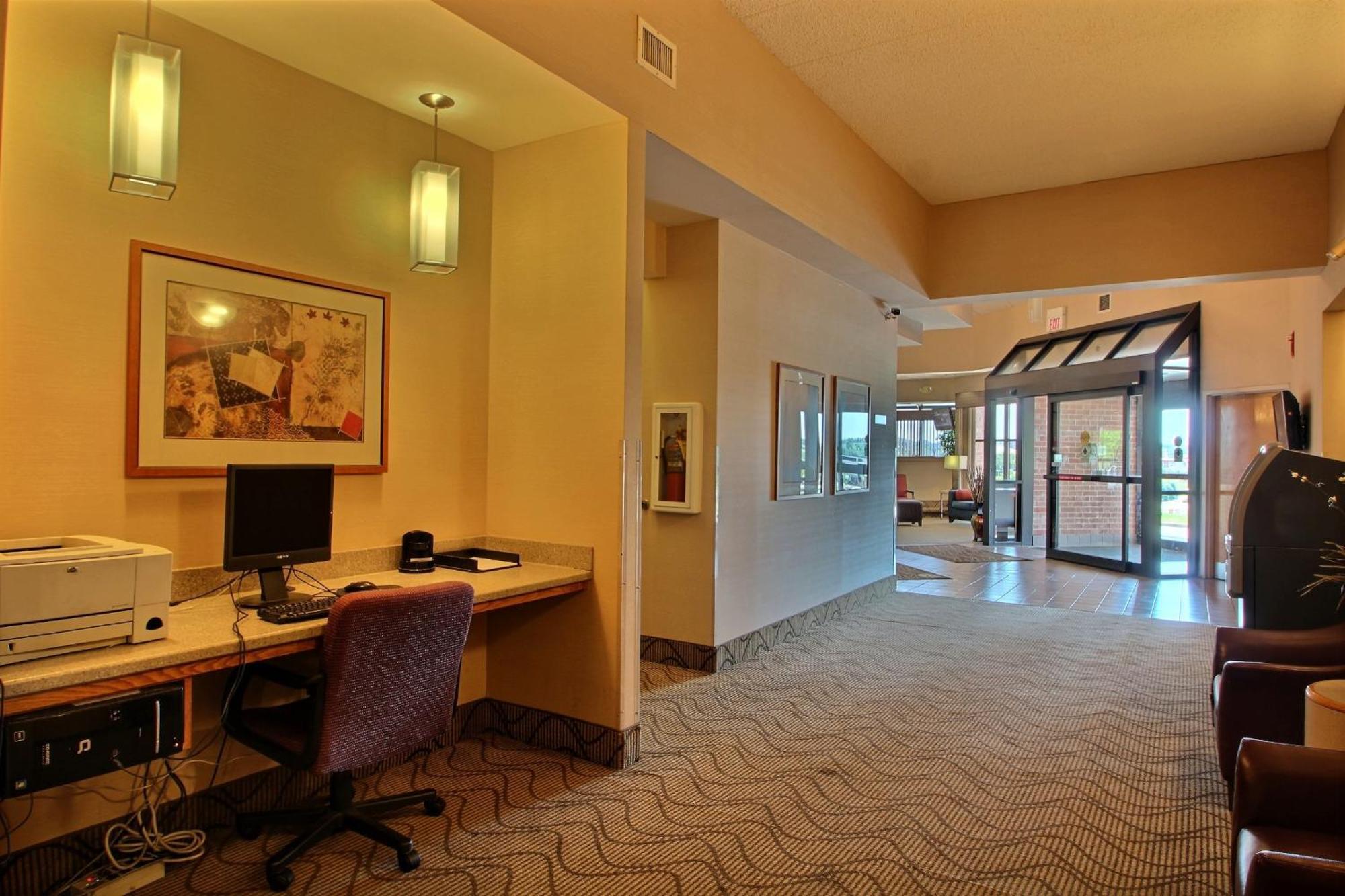 Comfort Inn & Suites Madison - Airport Eksteriør billede