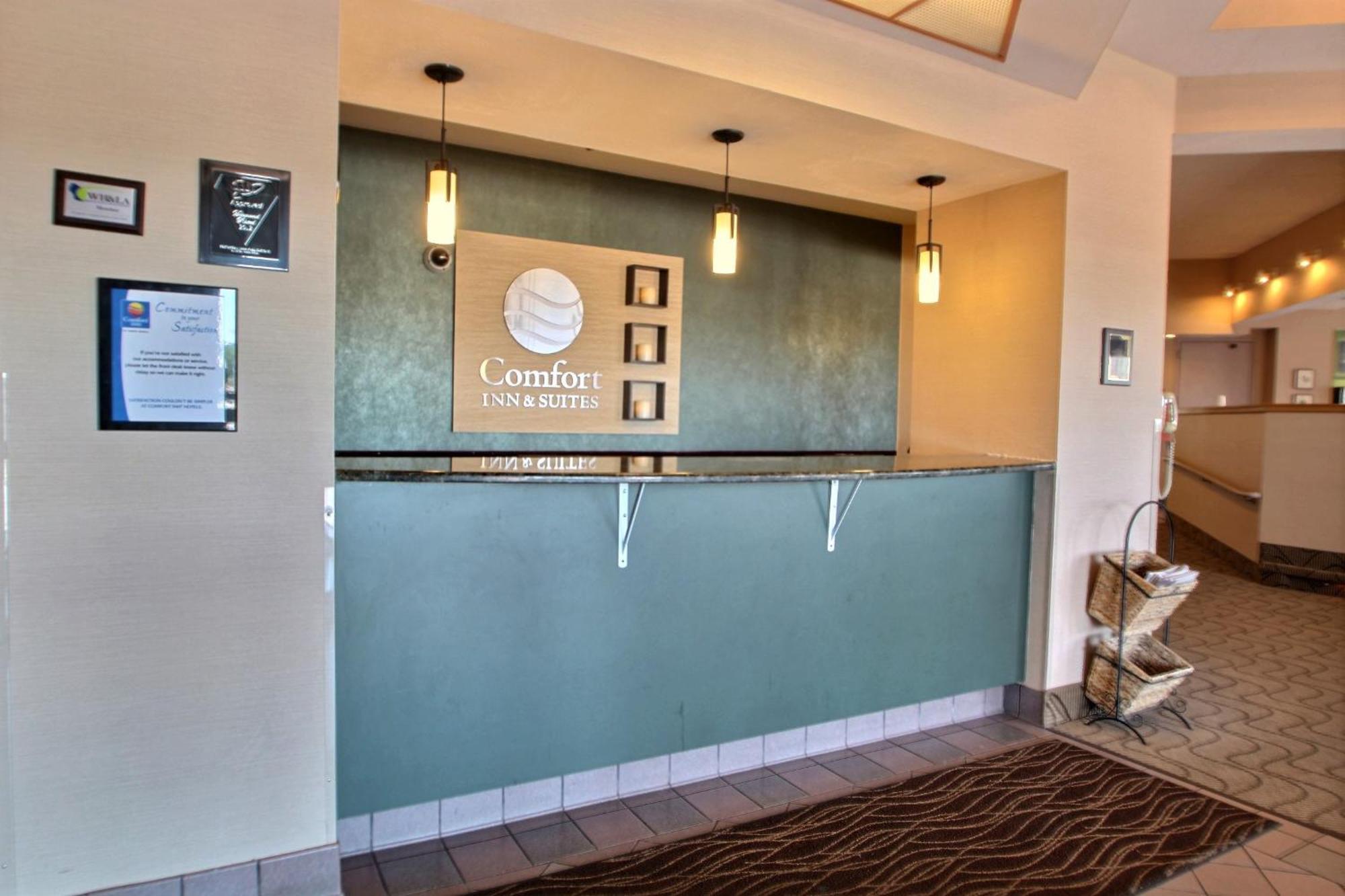 Comfort Inn & Suites Madison - Airport Eksteriør billede