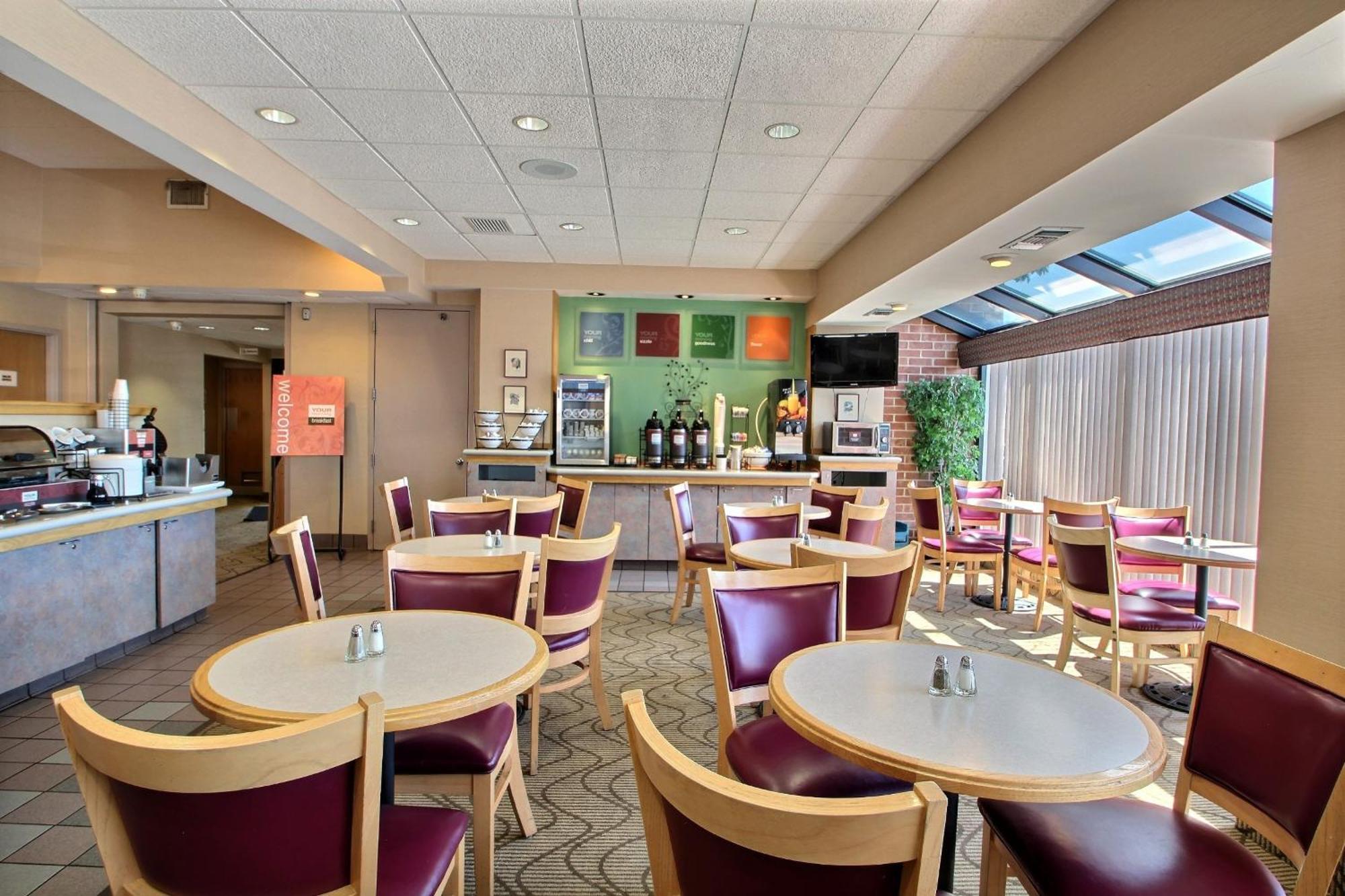 Comfort Inn & Suites Madison - Airport Eksteriør billede
