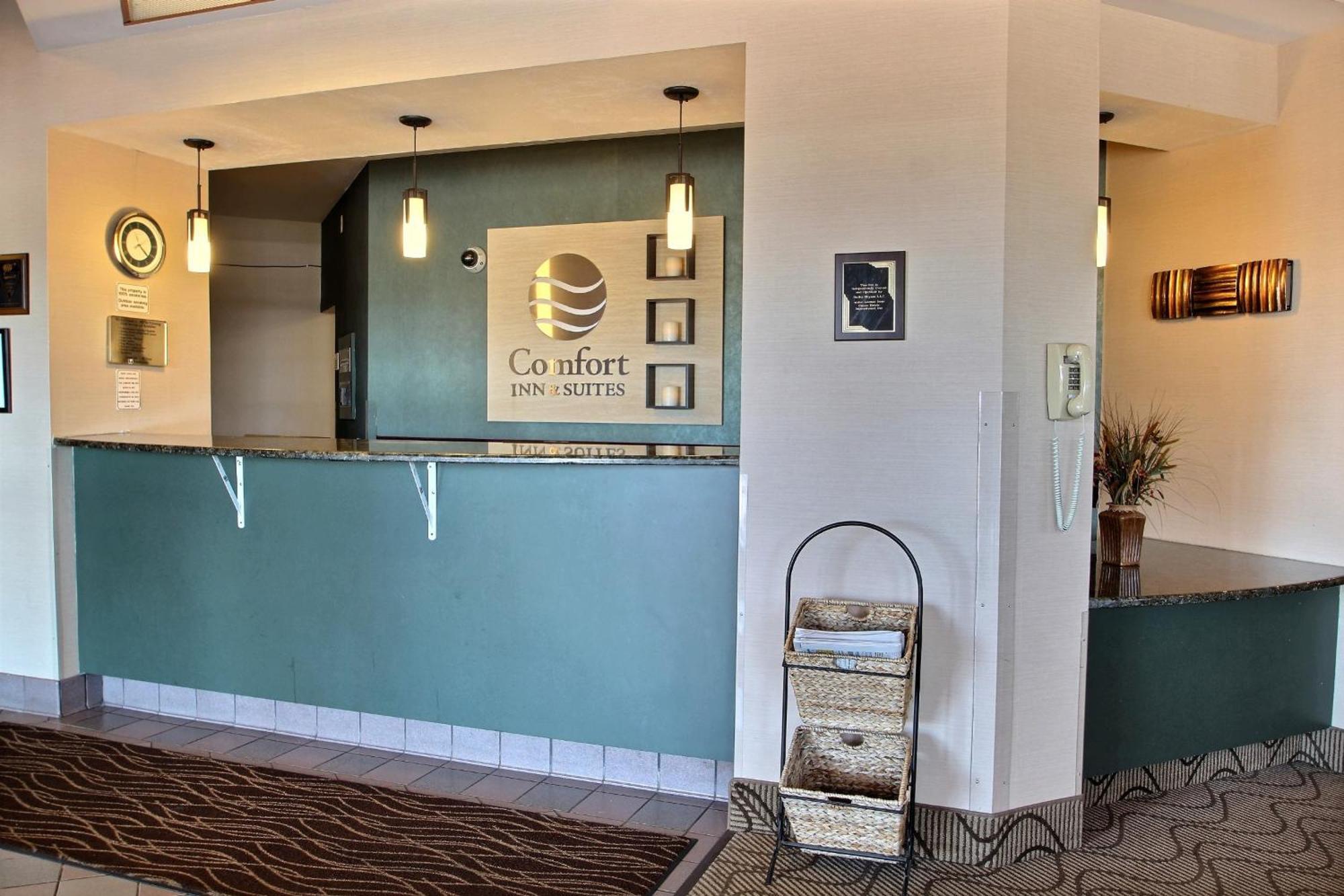 Comfort Inn & Suites Madison - Airport Eksteriør billede