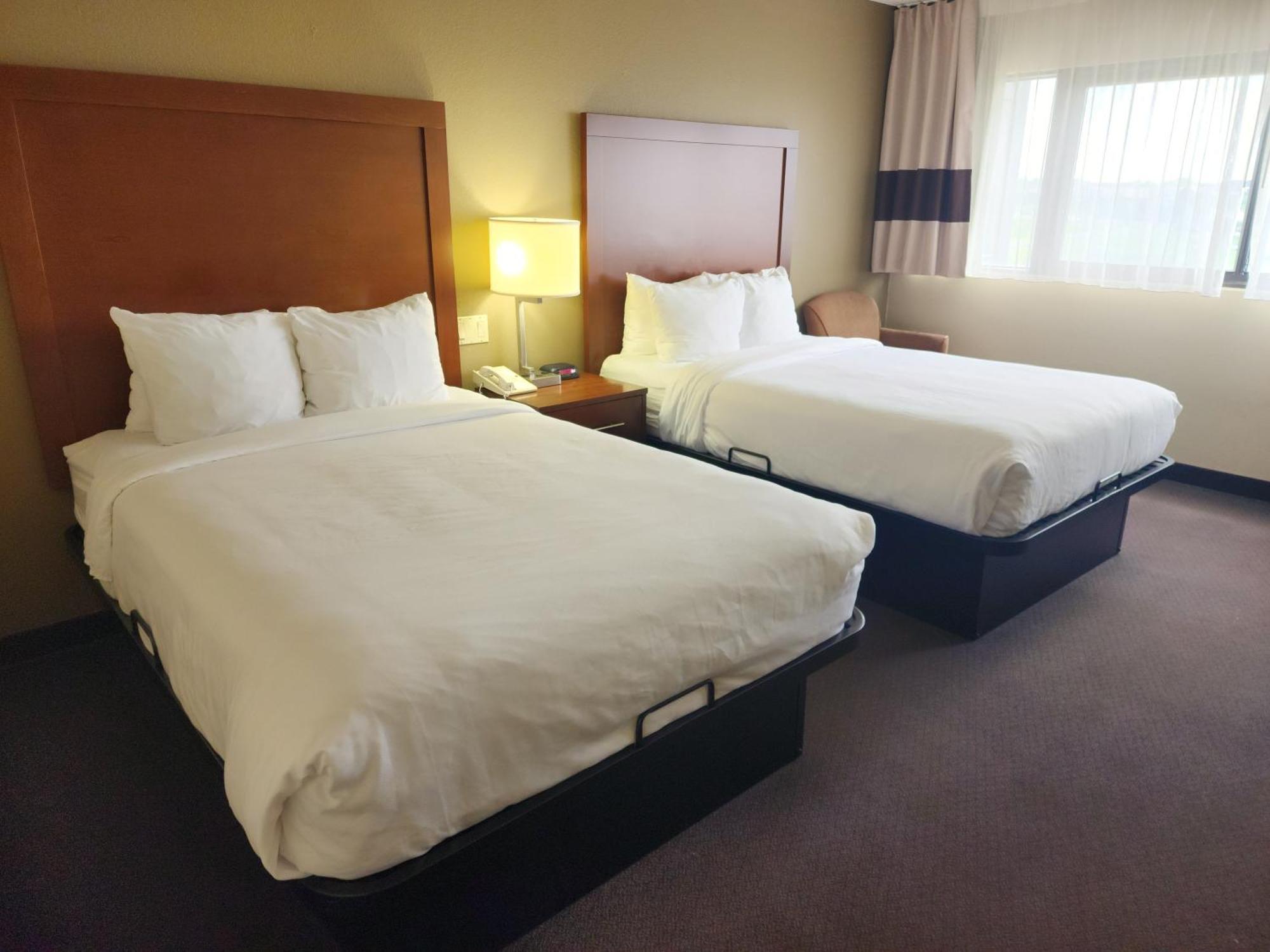 Comfort Inn & Suites Madison - Airport Eksteriør billede