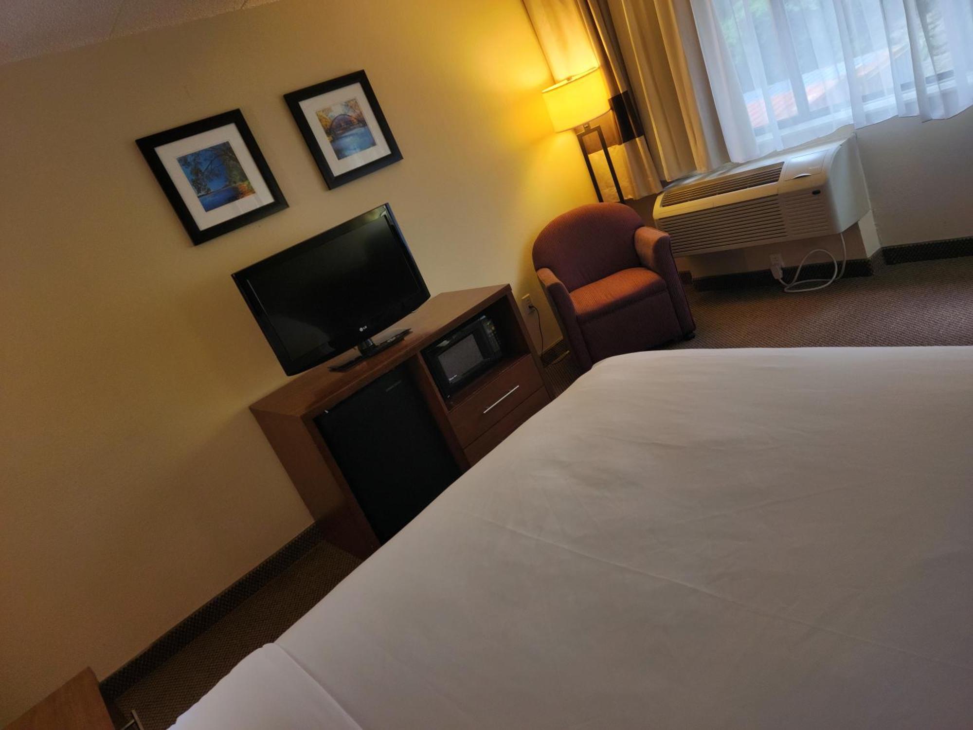 Comfort Inn & Suites Madison - Airport Eksteriør billede