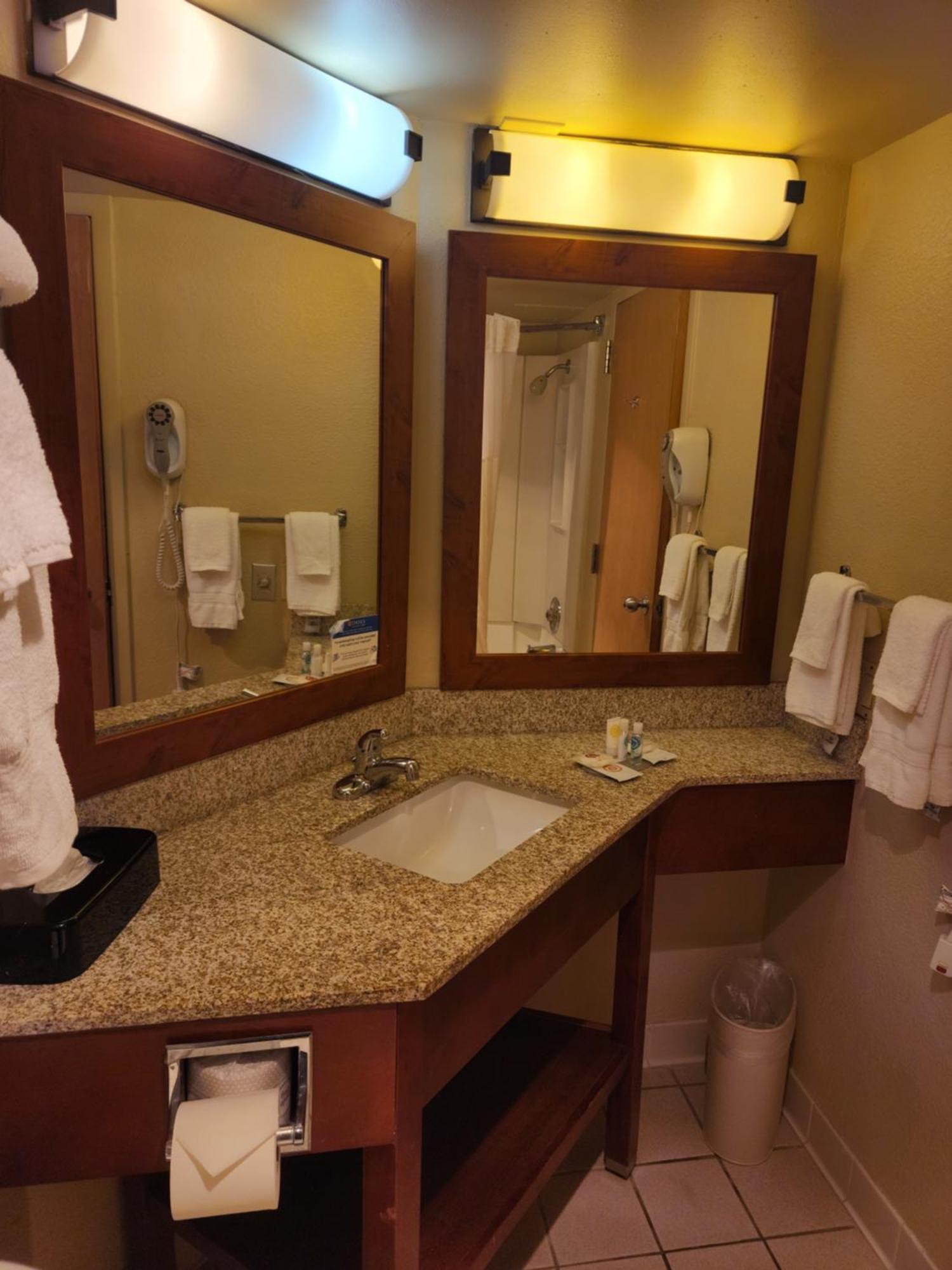 Comfort Inn & Suites Madison - Airport Eksteriør billede