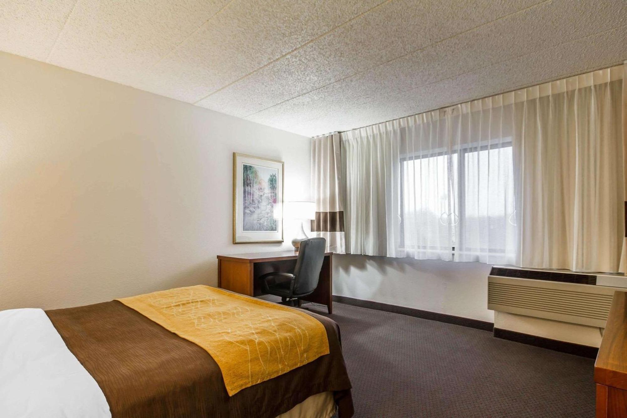 Comfort Inn & Suites Madison - Airport Eksteriør billede