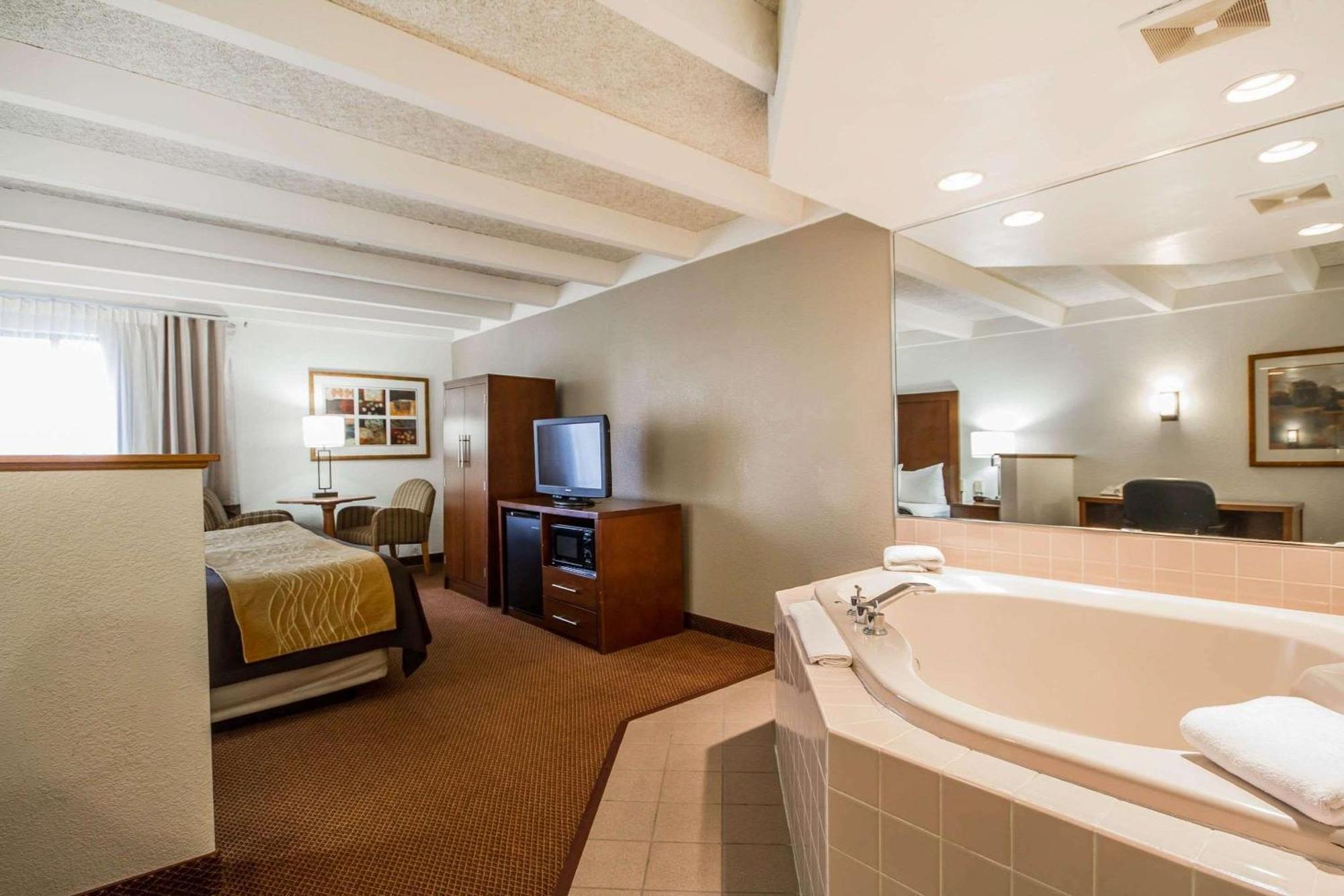 Comfort Inn & Suites Madison - Airport Eksteriør billede